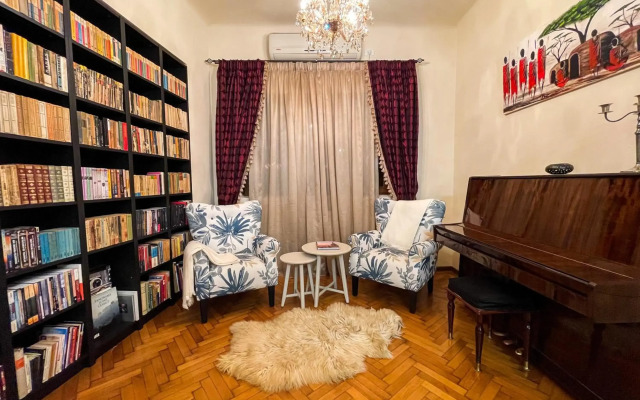 Central apartment w/ fire place - ground floor