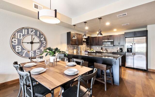 Spectacular Townhome Near Breweries and River District!