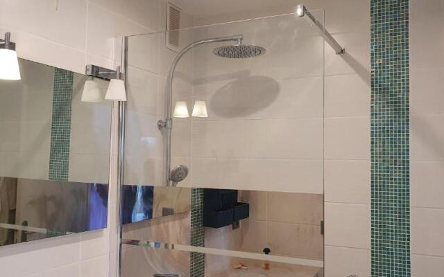 beau t2 proche plage et commerces, logia