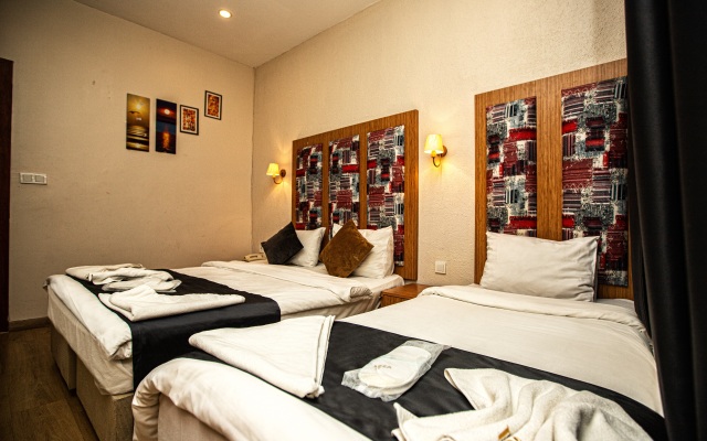 La Pazza Suites Hotel