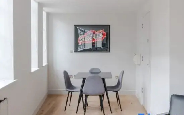 The Eyre Suite Four - Farringdon - by Frankie