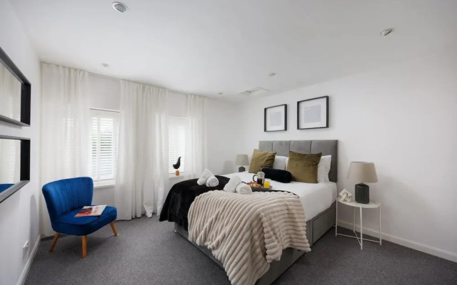 Modern 3 Bed Apartment - Parking