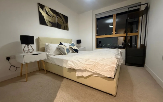 2BR Apartment - Sleeps 4 - Free Parking - Reading