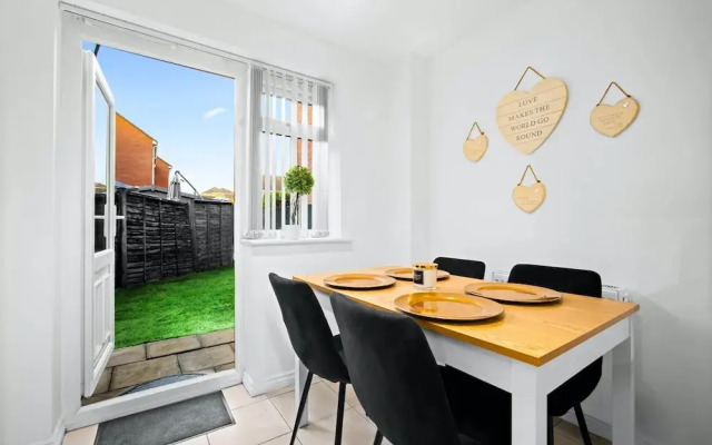 Tipton Escape Haven - 3 Bed House