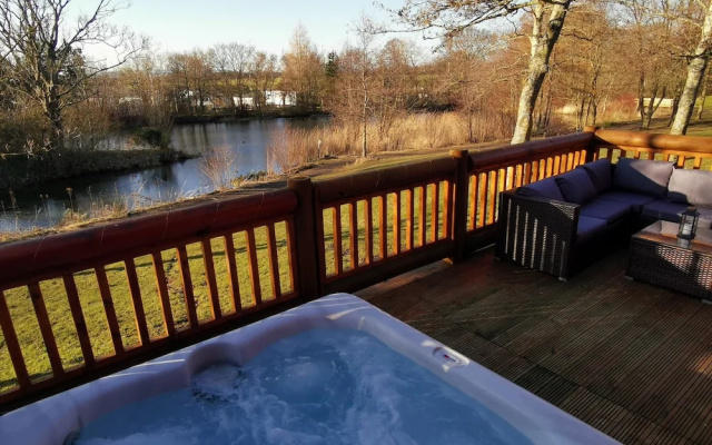 Starlight Log Cabin - With Hot Tub and Lake View