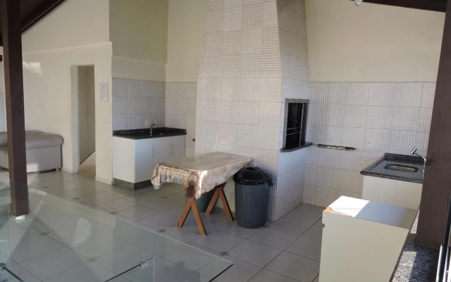 Apto 2 quartos no centro de Bombinhas, 130 metros praia