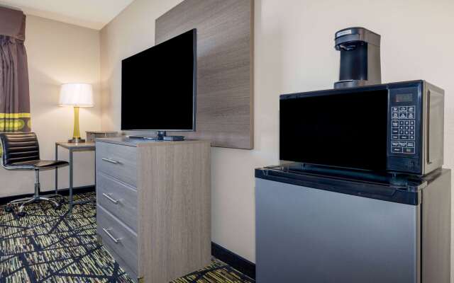 Super 8 by Wyndham Pratt