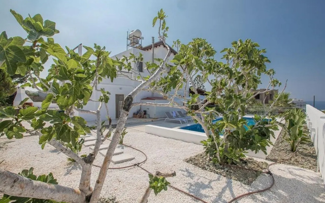 Villa Rosie AQ Anm03