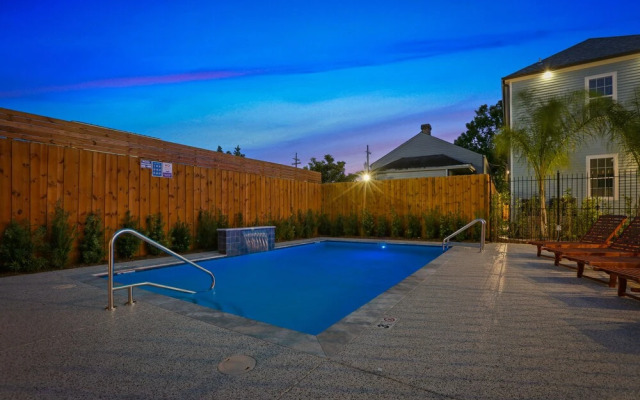 Modern 3BR Condo With Pool