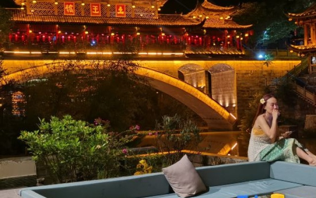 Huayangnianhua Inn(Located in Furong Town Scenic Area, near the waterfall – People – Xiangxi