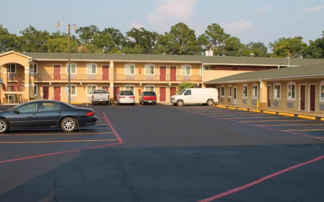 Continental Inn & Suites Nacogdoches TX / SFA  University/Downtown