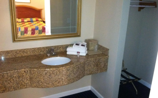 Walnut Inn & Suites West Covina