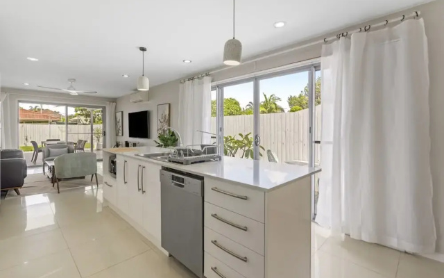 Spacious 4-bed House With Secure Parking