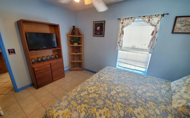 Three Bedroom, 2 Bath With Amazing Views From Balcony - Hidden Treasure