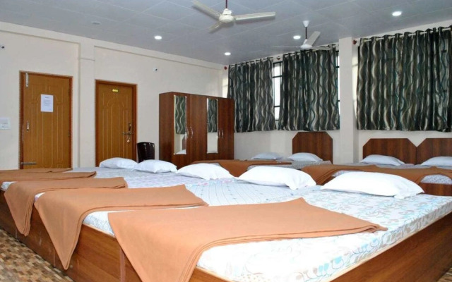Iroomz Royal Inn