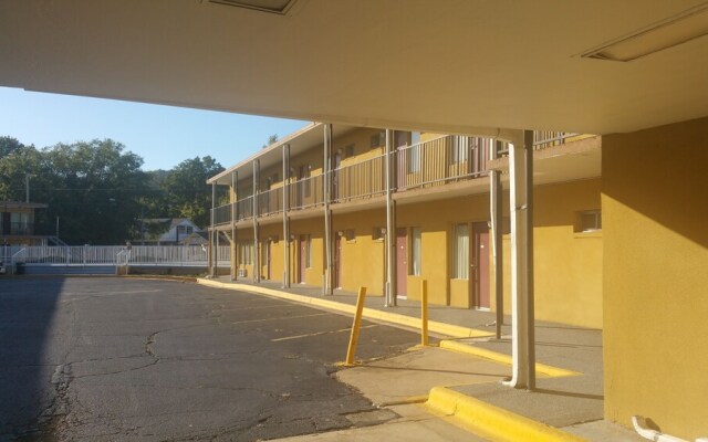 Econo Lodge Inn & Suites