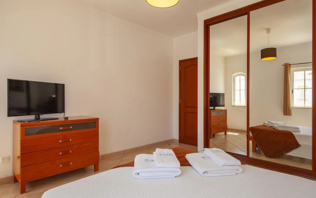 FF 01 - Bedroom 1 in Sea Breeze Guesthouse