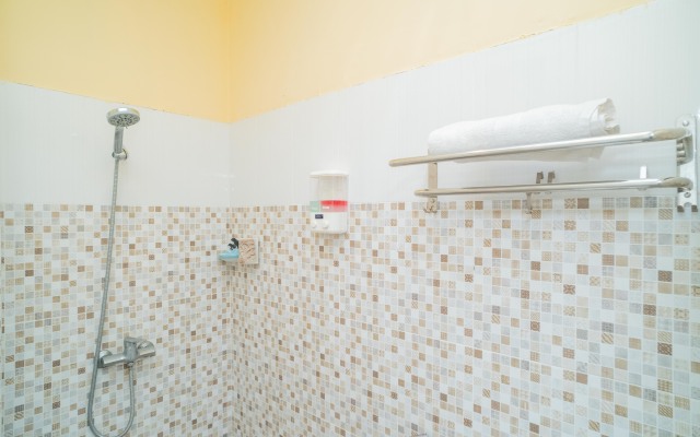 RedDoorz Plus Syariah near Pasar Turi