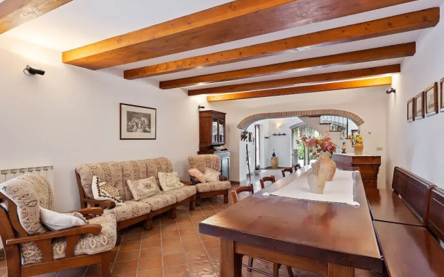 Traditional Villa in Varano With Private Garden