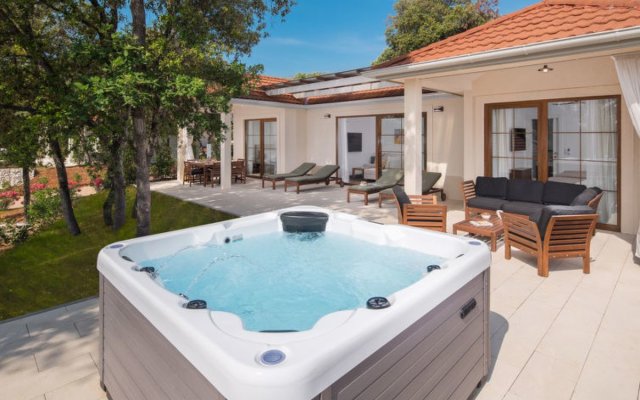 Luxury Bay Villa with private hot tub