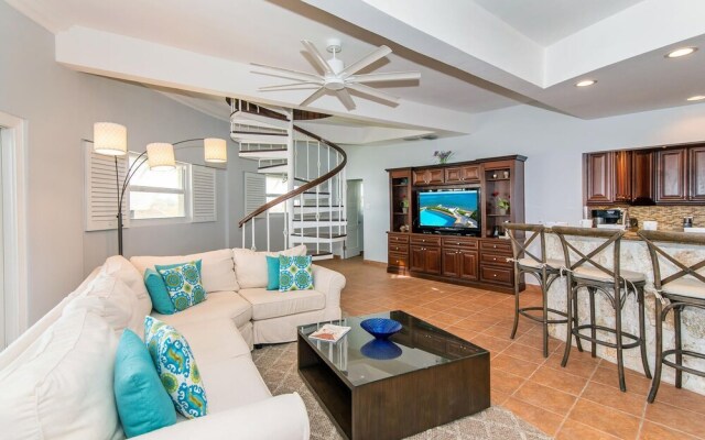 Cayman Castle & Guesthouse
