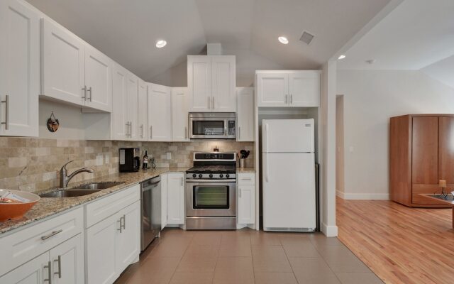 2BR Renovated Austin Coach House by RedAwning