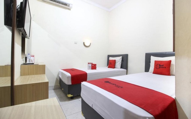 RedDoorz Plus near Stadion Mandala Krida