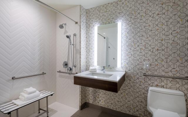 Holiday Inn Long Island-Islip Arpt East by IHG