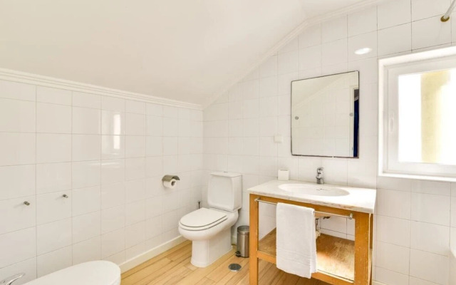 Amazing 3 Bdr Apartment w Lisbon View in Santos, Lisbon