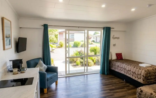 Golden Aura Suites – Guest Rooms – Stratford