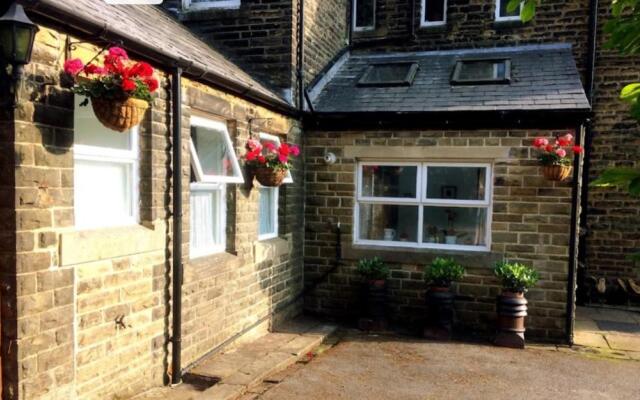 Glenroyd House, Private annex to Victorian villa with kitchen