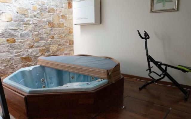 Apartment with a garden, BBQ, swimming pool and jacuzzi