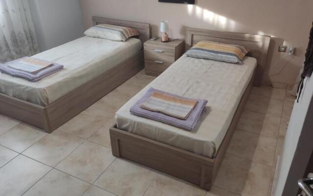 Airport's Close, Cozy Flat for 6 Persons