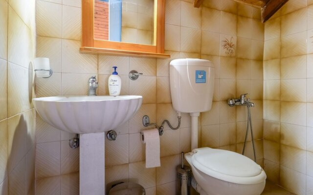 Tranquil Holiday Home in Palaiochora near Sea Beach