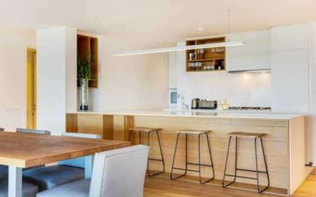 Modern Seaside Apartment w Incredible Views Lillamton