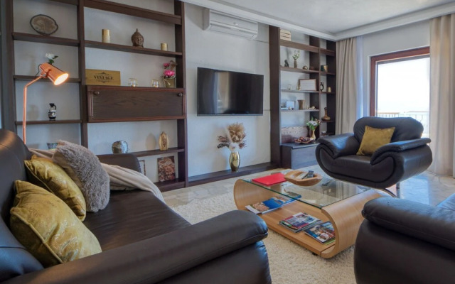 Laurus Tuli Evica in Tuli Evica