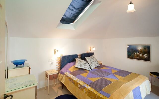 Charming Sunny Haven with Balcony by Sea N Rent