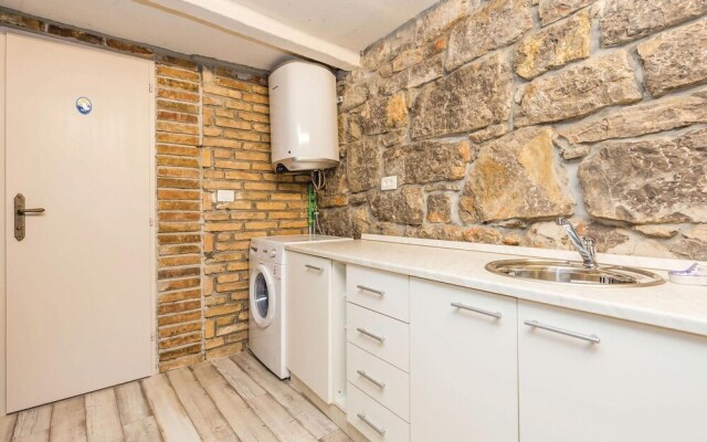 Amazing Home in Icici With Wifi and 5 Bedrooms