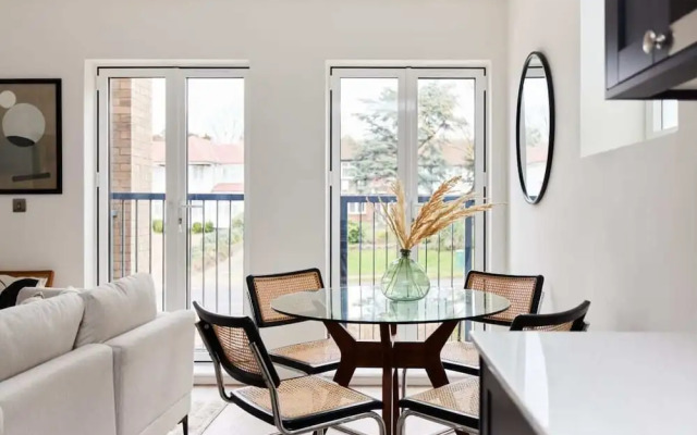 The Wembley Park Gem - Lovely 2bdr Flat With Balcony