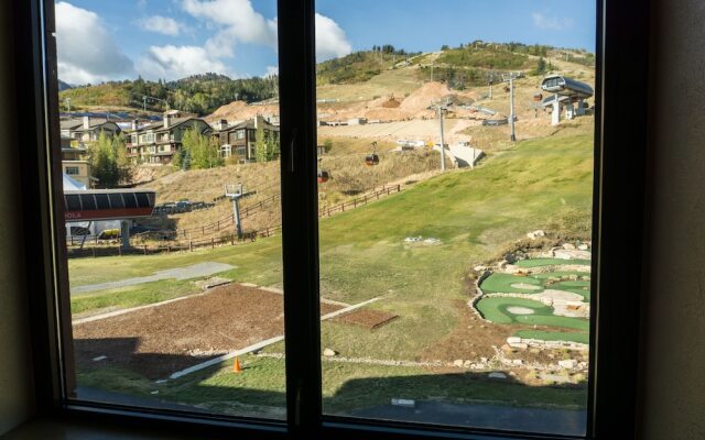 Updated Studio w Full Kitchen Spacious Living Room by RedAwning