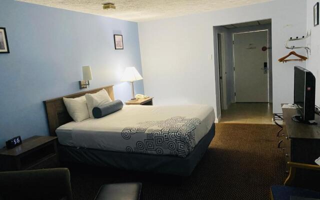 Fleetwood Inn & Suites