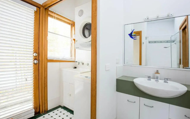 Maldas Retreat Pet Friendly Absolute Beachfront with Spa