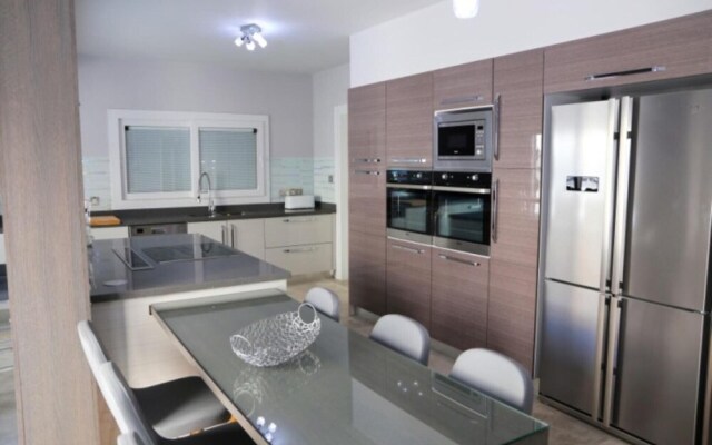 Sema Villa in Kyrenia, 4 Bedroom Villa, Sleeps 8
