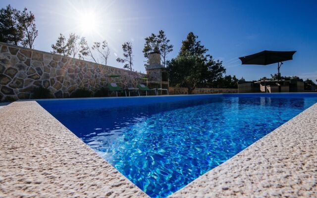 Luxurious Villa Near Vir With Swimming Pool