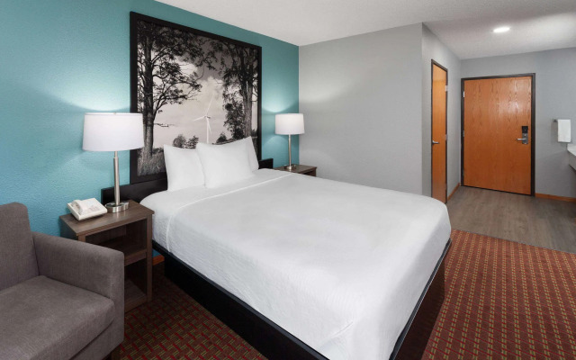 Super 8 by Wyndham McHenry/Fox Lake Area