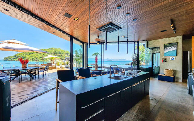 Casa espetacular com 9 suítes, frente mar, completíssima
