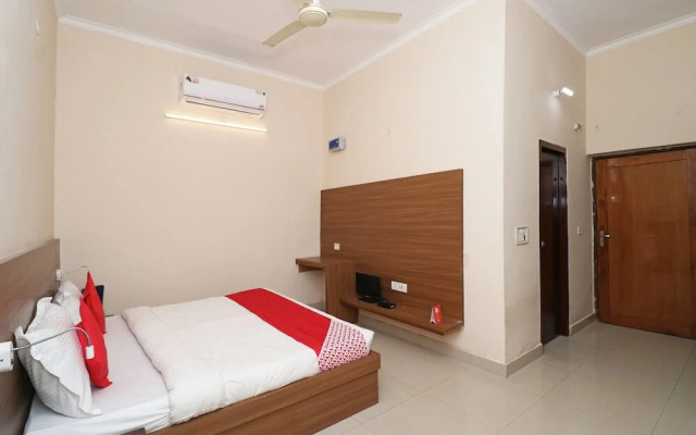 Hotel Rajshri by OYO Rooms