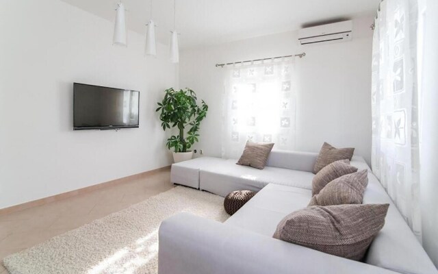 Awesome Apartment in Sutivan With Wifi and 3 Bedrooms