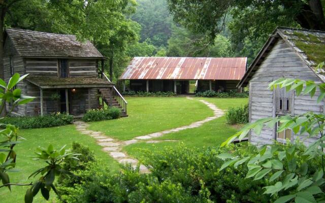 The Mast Farm Inn