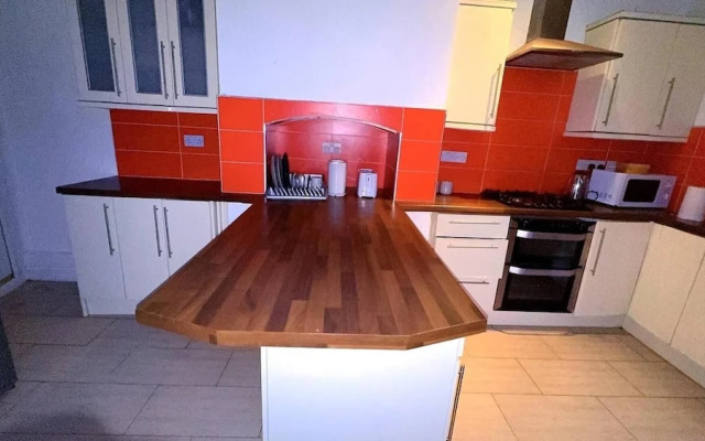 Spacious House- Parking, Garden & Central Location